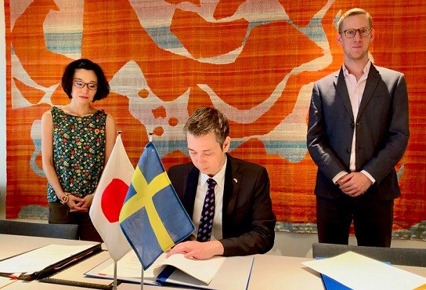 Signed Agreement on Working Holiday Visa Program (English, Japanese, and Swedish)